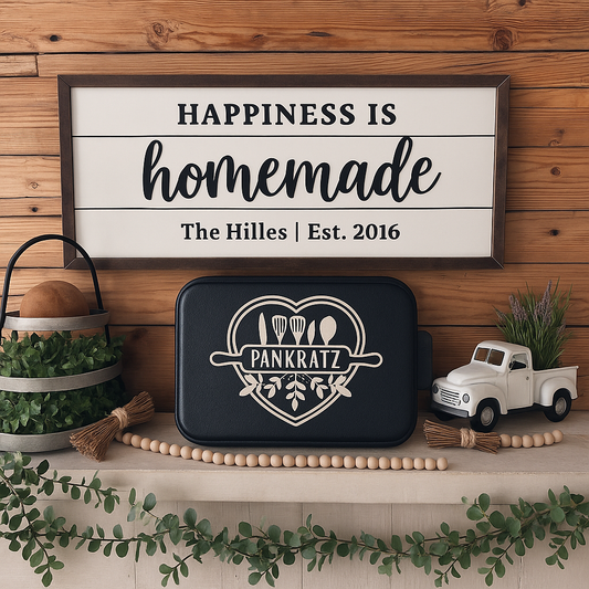 Personalized Kitchen Bundle – Custom “Happiness is Homemade” Wood Sign & Engraved Cake Pan – Farmhouse Kitchen Decor Gift Set for Weddings, Housewarmings & Families